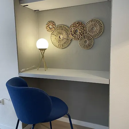 Zentral Mit Ueberdachter Terrasse 아파트